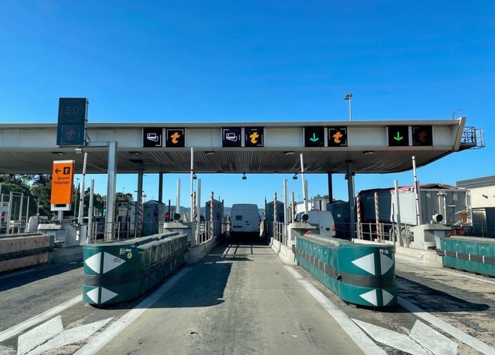 A French péage toll booth with the orange t télépéage lane