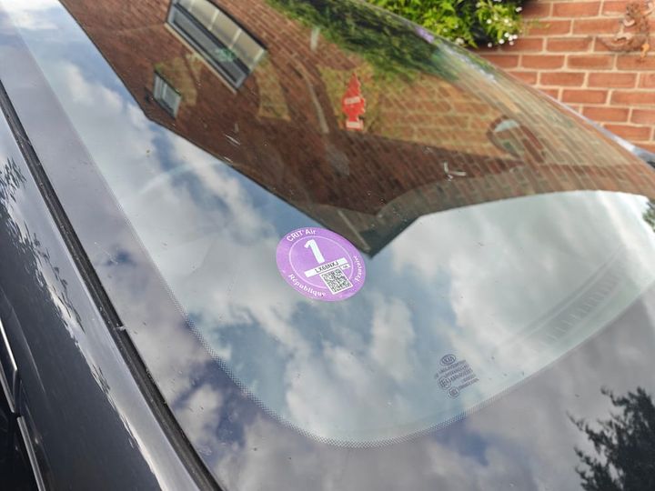 A Crit'Air sticker displayed on a car windscreen